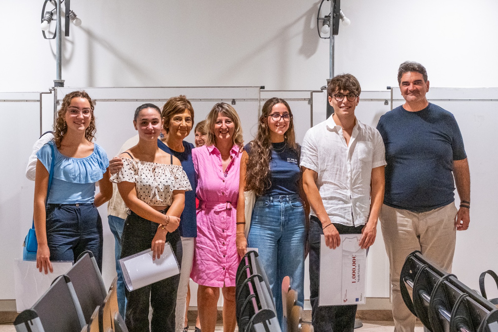 I premiati della seconda edizione del Premio con i loro insegnanti e la Dirigente del Liceo Scientifico Orazio Grassi prof.ssa Daniela Ferraro