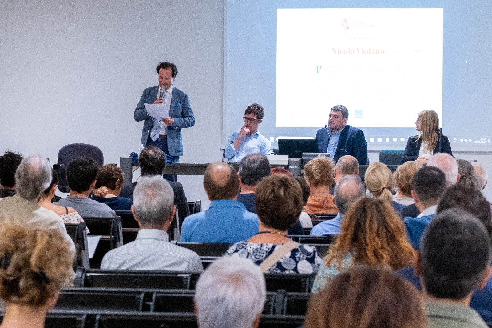 Jacopo Marchisio, membro del Comitato Scientifico del Premio, legge l'elaborato vincitore della seconda edizione