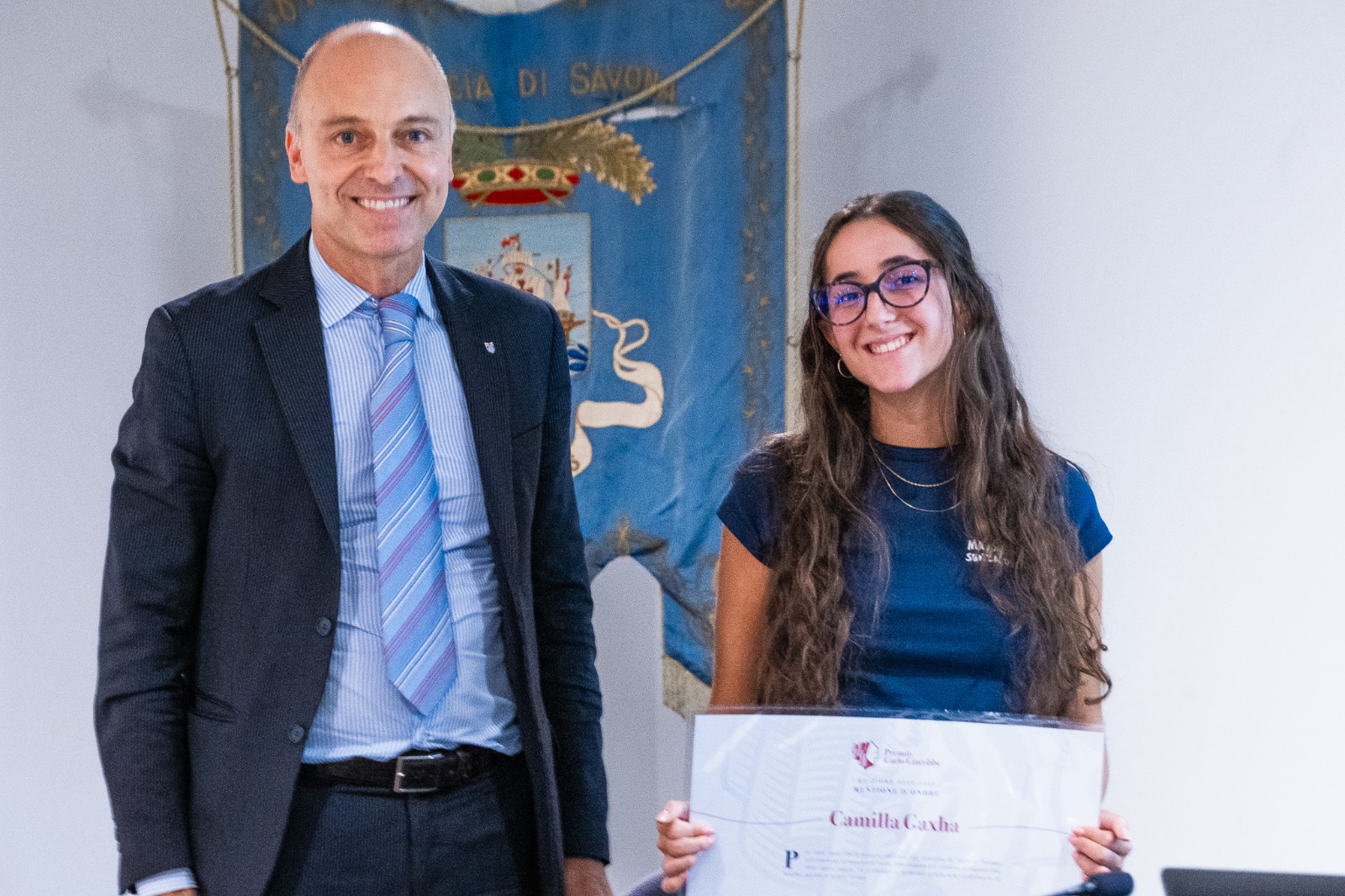 la menzione a Camilla Gaxha, premia il Rettore dell'Università di Genova Federico Delfino