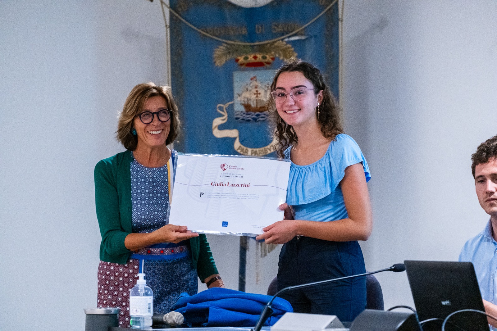 la menzione a Giulia Lazzerini, premia Alessandra Galli del Comitato Scientifico del Premio