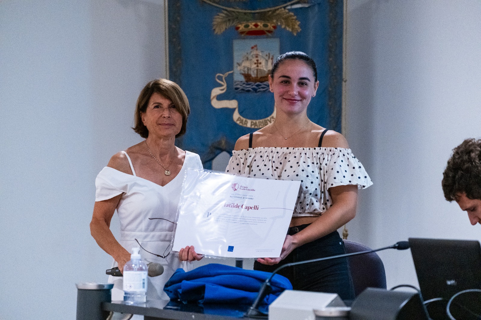 la menzione a Matilde Capelli, premia Donatella Aschero moglie di Carlo Giacobbe